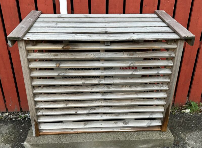 Bilde av varmepumpehus forfra