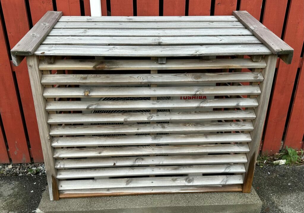 Bilde av varmepumpehus forfra